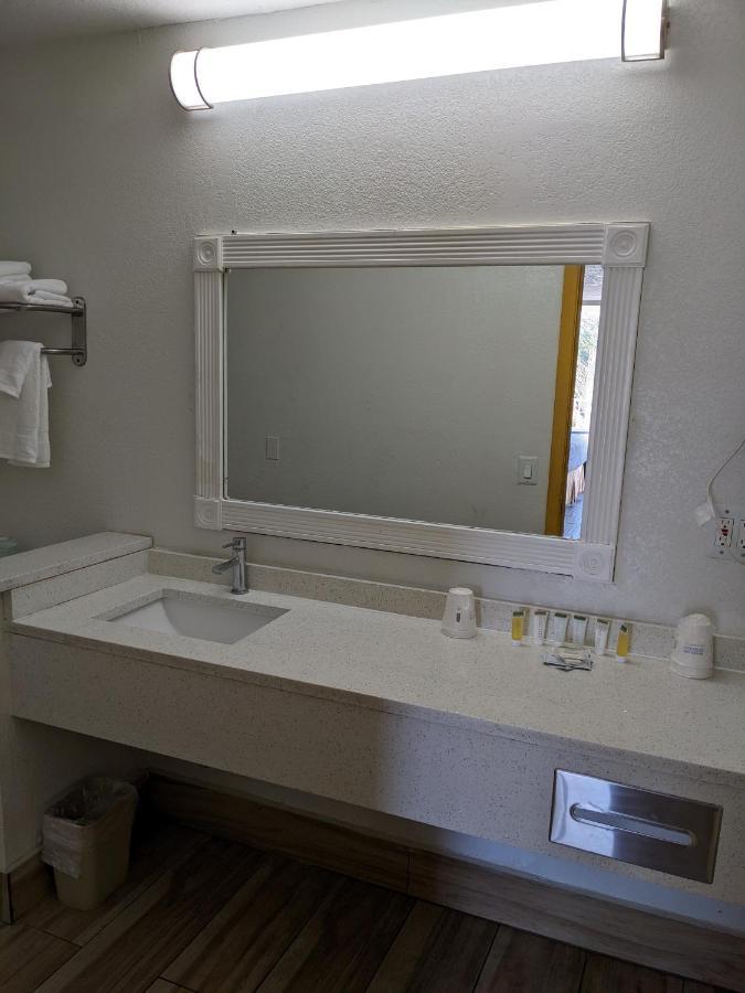 Days Inn & Suites By Wyndham Port Richey Exterior foto